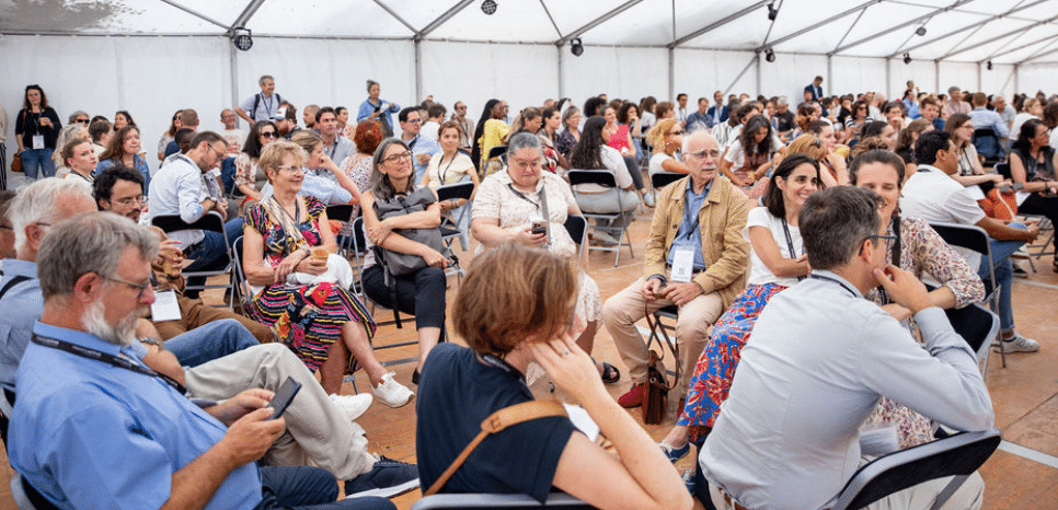 Assemblée de personnes lors d’un événement du réseau France Active.